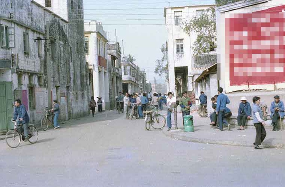 Loạt ảnh về  Thâm Quyến năm 1979 đều do du khách người Mỹ ghi lại. Ảnh: Một ngã tư đông người ở Thâm Quyến.